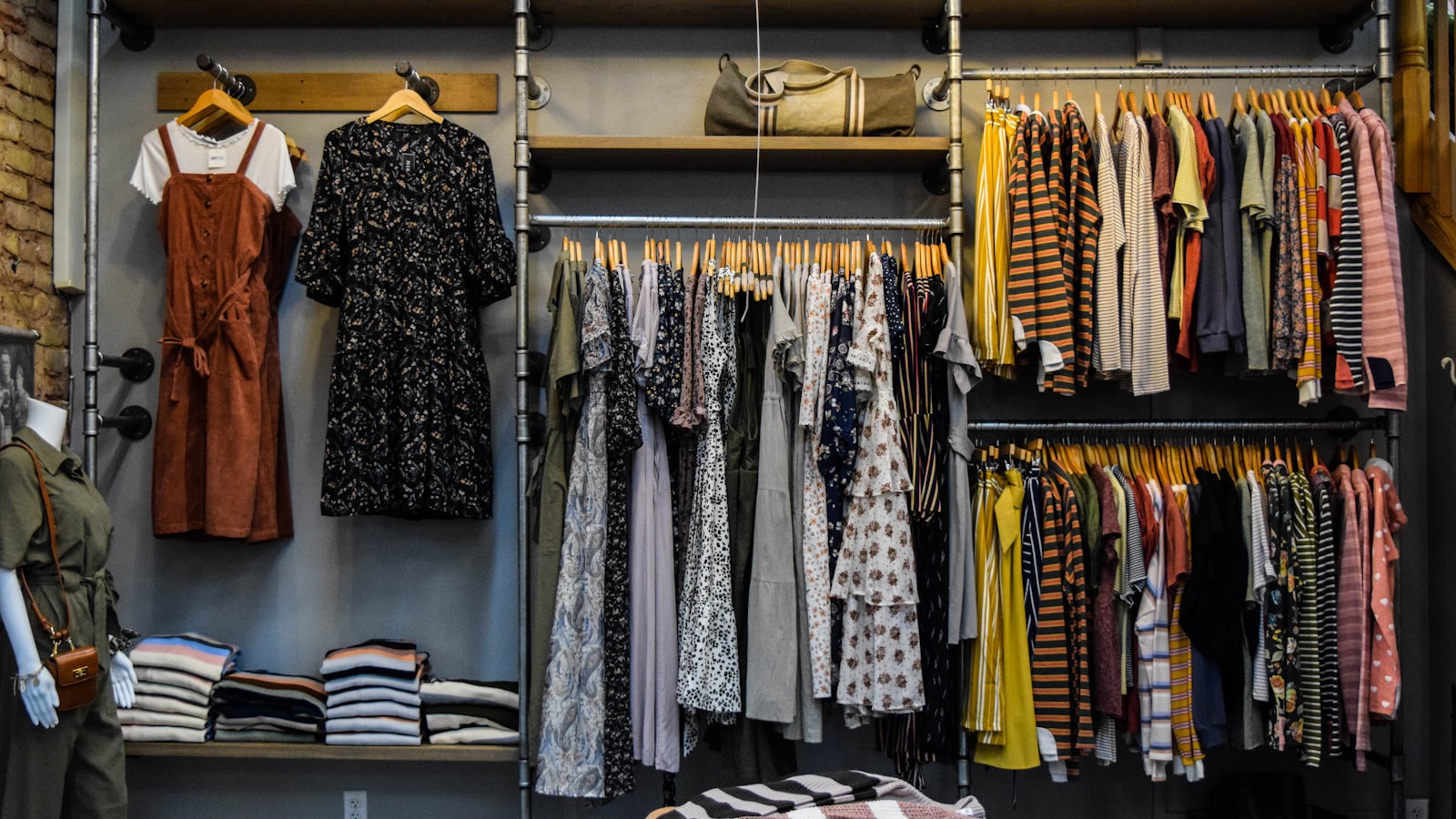 The Minimalist City Wardrobe That Still Looks Like a Person Lives There